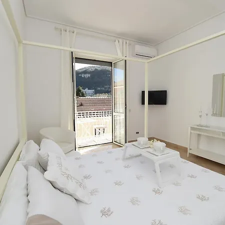 Corso Italia 38 C *